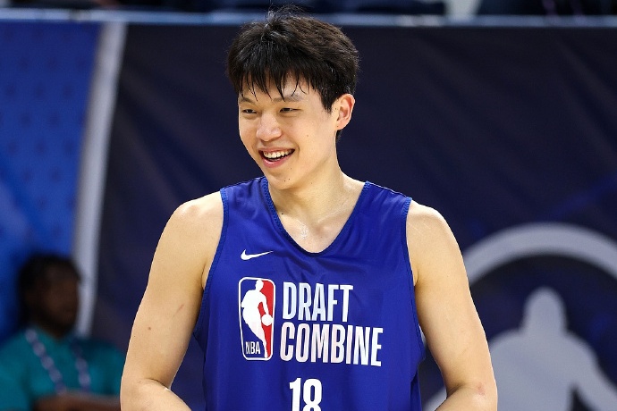 杨瀚森与NBA 2K主管罗尼会面：能力值揭晓，未来可期